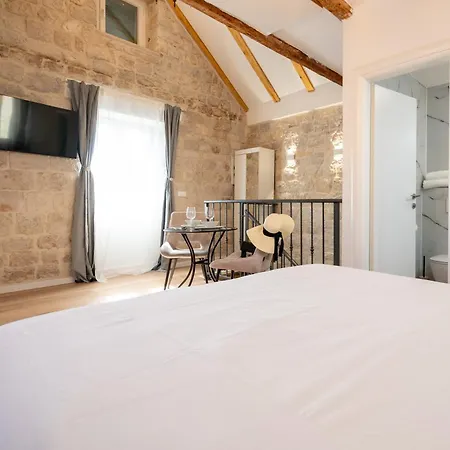 Iv Apartman *