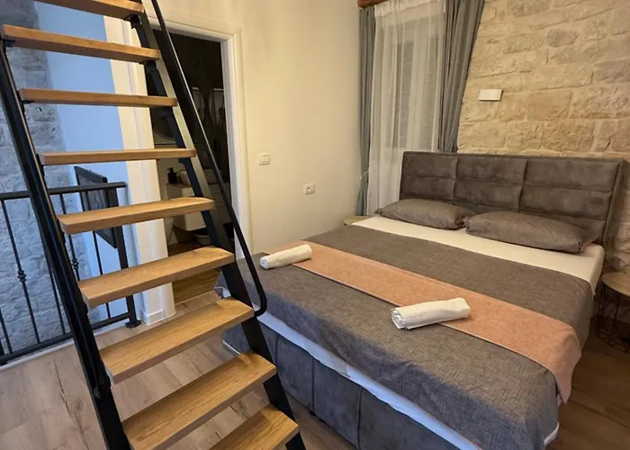 Iv Apartment *