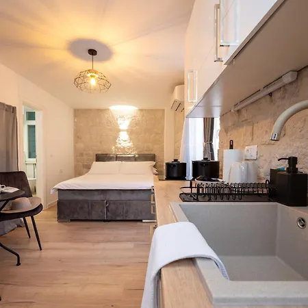 Iv Apartment