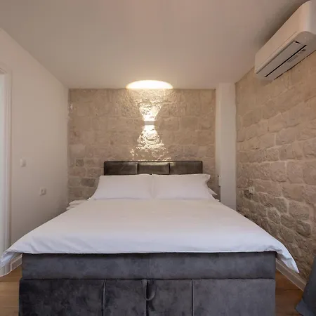 Iv Apartment *