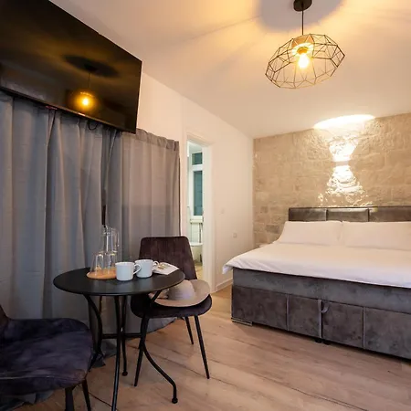 Apartment Iv *