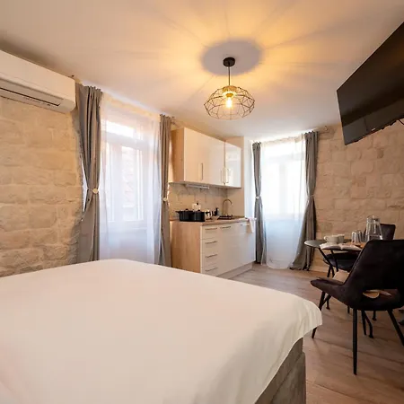 Iv Apartment *