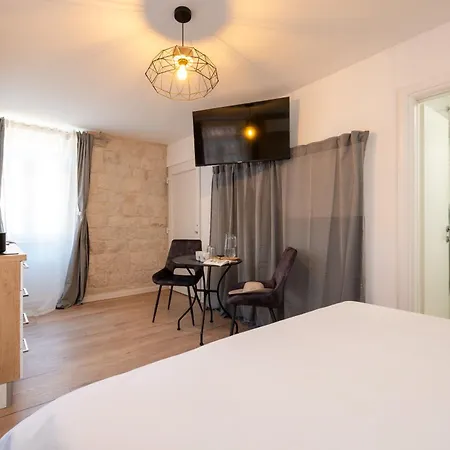 Iv Apartment *